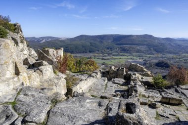 Antik Trakya 'nın kalıntılarının sonbahar manzarası Perperikon, Kardzhali Bölgesi, Bulgaristan