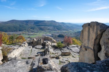 Antik Trakya 'nın kalıntılarının sonbahar manzarası Perperikon, Kardzhali Bölgesi, Bulgaristan