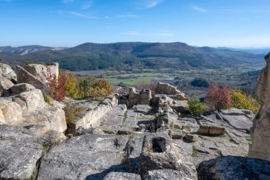 Antik Trakya 'nın kalıntılarının sonbahar manzarası Perperikon, Kardzhali Bölgesi, Bulgaristan