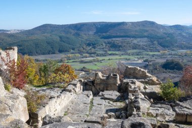 Antik Trakya 'nın kalıntılarının sonbahar manzarası Perperikon, Kardzhali Bölgesi, Bulgaristan