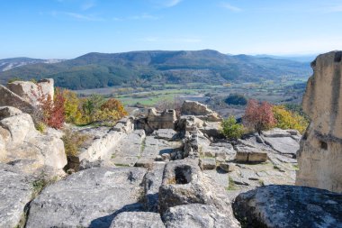 Antik Trakya 'nın kalıntılarının sonbahar manzarası Perperikon, Kardzhali Bölgesi, Bulgaristan