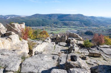 Antik Trakya 'nın kalıntılarının sonbahar manzarası Perperikon, Kardzhali Bölgesi, Bulgaristan