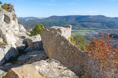 Antik Trakya 'nın kalıntılarının sonbahar manzarası Perperikon, Kardzhali Bölgesi, Bulgaristan