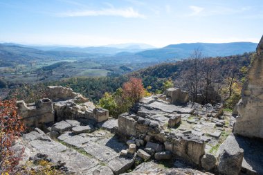 Antik Trakya 'nın kalıntılarının sonbahar manzarası Perperikon, Kardzhali Bölgesi, Bulgaristan