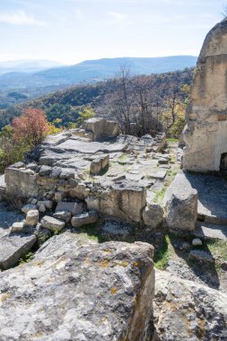 Antik Trakya 'nın kalıntılarının sonbahar manzarası Perperikon, Kardzhali Bölgesi, Bulgaristan
