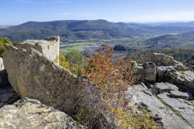 Antik Trakya 'nın kalıntılarının sonbahar manzarası Perperikon, Kardzhali Bölgesi, Bulgaristan