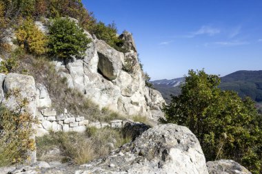 Antik Trakya 'nın kalıntılarının sonbahar manzarası Perperikon, Kardzhali Bölgesi, Bulgaristan