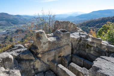 Antik Trakya 'nın kalıntılarının sonbahar manzarası Perperikon, Kardzhali Bölgesi, Bulgaristan