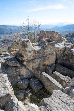 Antik Trakya 'nın kalıntılarının sonbahar manzarası Perperikon, Kardzhali Bölgesi, Bulgaristan