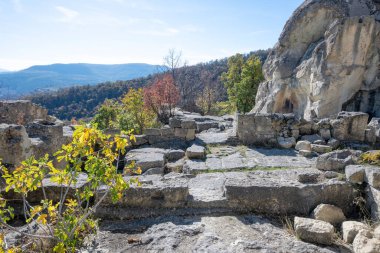 Antik Trakya 'nın kalıntılarının sonbahar manzarası Perperikon, Kardzhali Bölgesi, Bulgaristan
