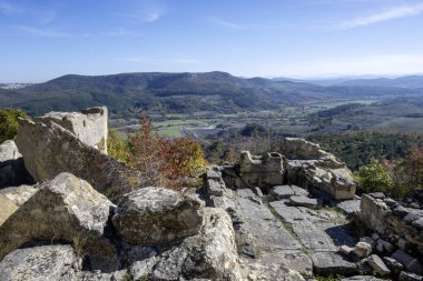 Antik Trakya 'nın kalıntılarının sonbahar manzarası Perperikon, Kardzhali Bölgesi, Bulgaristan