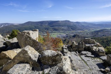 Antik Trakya 'nın kalıntılarının sonbahar manzarası Perperikon, Kardzhali Bölgesi, Bulgaristan