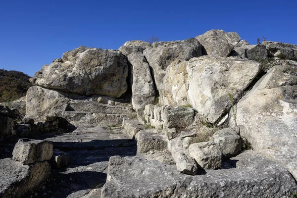 Antik Trakya 'nın kalıntılarının sonbahar manzarası Perperikon, Kardzhali Bölgesi, Bulgaristan