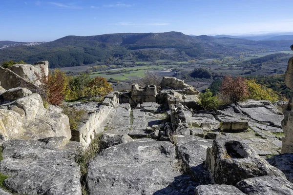 Antik Trakya 'nın kalıntılarının sonbahar manzarası Perperikon, Kardzhali Bölgesi, Bulgaristan