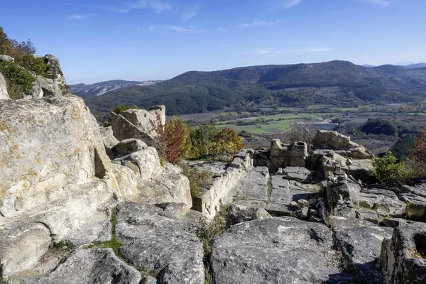 Antik Trakya 'nın kalıntılarının sonbahar manzarası Perperikon, Kardzhali Bölgesi, Bulgaristan