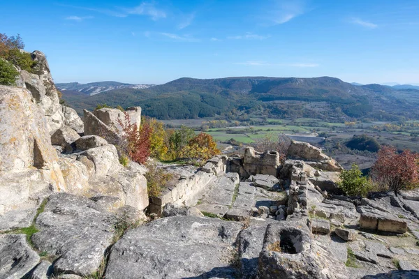 Antik Trakya 'nın kalıntılarının sonbahar manzarası Perperikon, Kardzhali Bölgesi, Bulgaristan