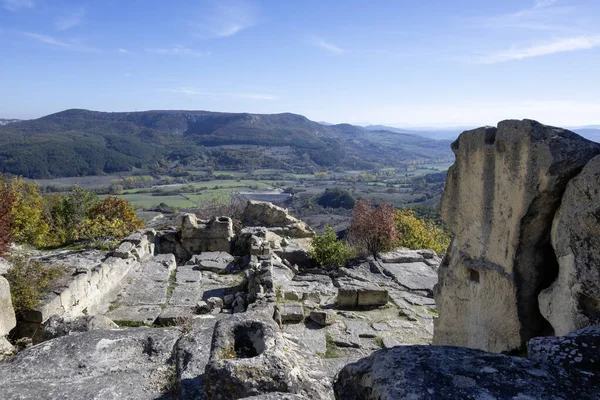 Antik Trakya 'nın kalıntılarının sonbahar manzarası Perperikon, Kardzhali Bölgesi, Bulgaristan
