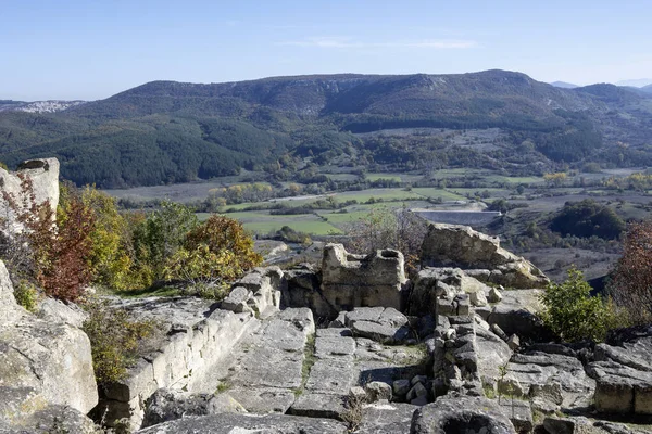 Antik Trakya 'nın kalıntılarının sonbahar manzarası Perperikon, Kardzhali Bölgesi, Bulgaristan