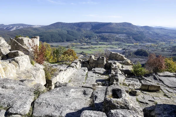Antik Trakya 'nın kalıntılarının sonbahar manzarası Perperikon, Kardzhali Bölgesi, Bulgaristan