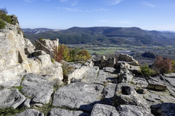Antik Trakya 'nın kalıntılarının sonbahar manzarası Perperikon, Kardzhali Bölgesi, Bulgaristan