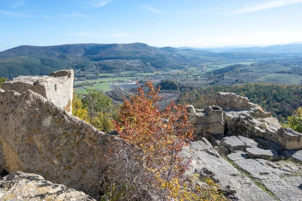 Antik Trakya 'nın kalıntılarının sonbahar manzarası Perperikon, Kardzhali Bölgesi, Bulgaristan
