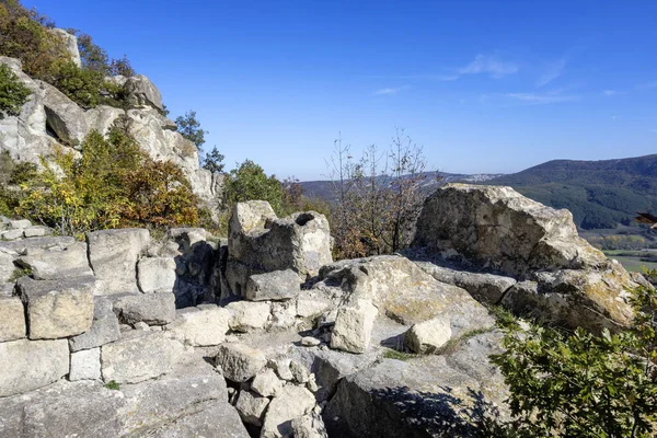 Antik Trakya 'nın kalıntılarının sonbahar manzarası Perperikon, Kardzhali Bölgesi, Bulgaristan