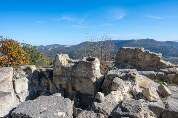 Antik Trakya 'nın kalıntılarının sonbahar manzarası Perperikon, Kardzhali Bölgesi, Bulgaristan