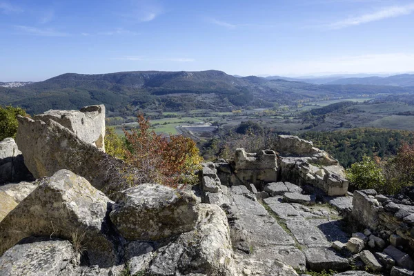 Antik Trakya 'nın kalıntılarının sonbahar manzarası Perperikon, Kardzhali Bölgesi, Bulgaristan