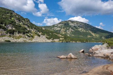 Bulgaristan 'ın Yakoruda Gölleri yakınlarındaki Rila Dağı' nın İnanılmaz Yaz Manzarası