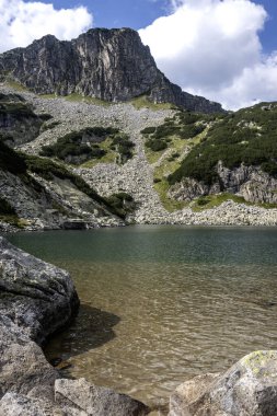 Bulgaristan 'ın Yakoruda Gölleri yakınlarındaki Rila Dağı' nın İnanılmaz Yaz Manzarası