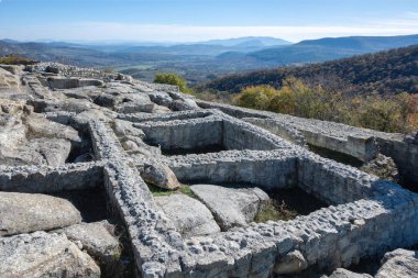 Bulgaristan 'ın Kardzhali Bölgesi, Perperikon antik Trakya kentinin sonbahar manzarası