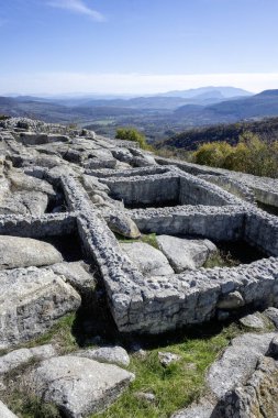 Bulgaristan 'ın Kardzhali Bölgesi, Perperikon antik Trakya kentinin sonbahar manzarası
