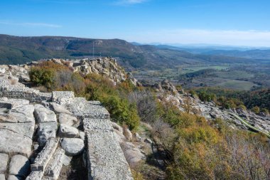 Bulgaristan 'ın Kardzhali Bölgesi, Perperikon antik Trakya kentinin sonbahar manzarası