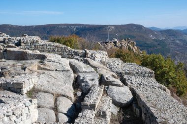 Bulgaristan 'ın Kardzhali Bölgesi, Perperikon antik Trakya kentinin sonbahar manzarası