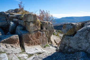 Bulgaristan 'ın Kardzhali Bölgesi, Perperikon antik Trakya kentinin sonbahar manzarası