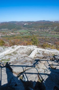Bulgaristan 'ın Kardzhali Bölgesi, Perperikon antik Trakya kentinin sonbahar manzarası
