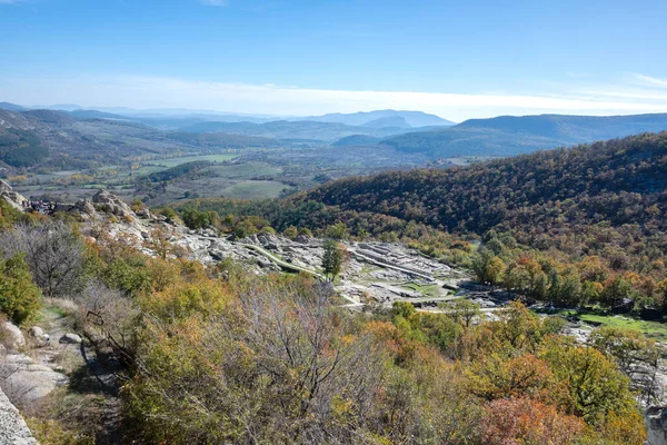 Bulgaristan 'ın Kardzhali Bölgesi, Perperikon antik Trakya kentinin sonbahar manzarası