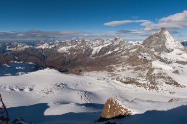 Matterhorn kaplı ile bulutlar bir açık gün'den sonra kar sonbahar sonbahar