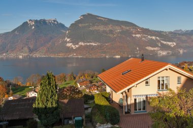 Panoramik görünümünde Lake Thun İsviçre apls kasaba Interlaken yakınındaki