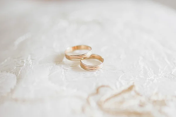 Zolotye obrychalnye koltsa