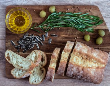 Ciabatta kahvaltı ekmeği zeytin ve tereyağı tohumu.