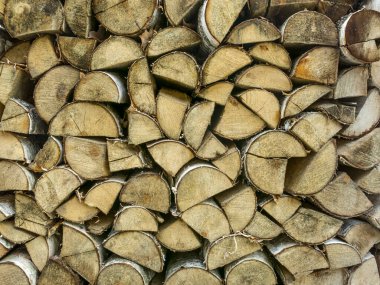 Tahta odun yığını içinde odun, kuru doğranmış.