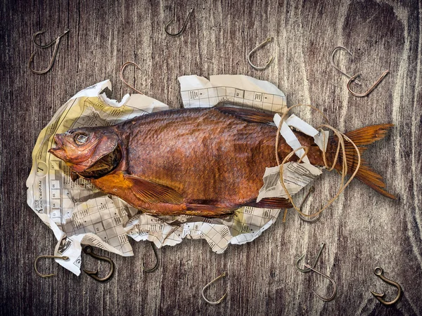 Καπνιστό Ψάρι Εφημερίδα Πιασμένο Γάντζο Στη Λίμνη Νόστιμο Αλμυρό — Φωτογραφία Αρχείου