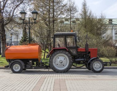Yolda sıvı taşımak için römorklu bir traktör.