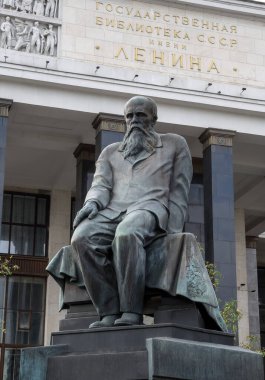 Dostoyevski büyük bir Rus yazarıdır. Bir anıt.