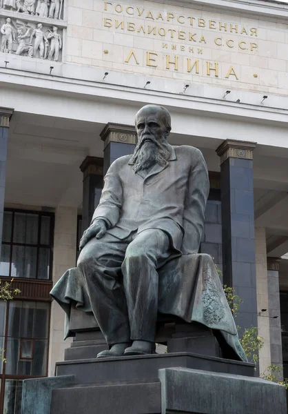 Dostoyevski büyük bir Rus yazarıdır. Bir anıt.