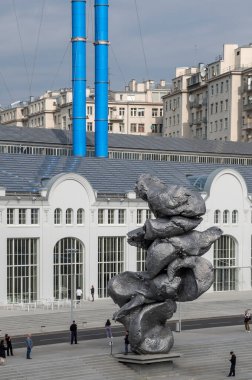 Moskova 'da metalden yapılma toprak setin üzerinde modern heykel