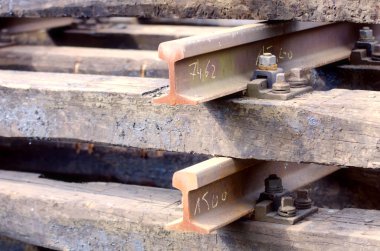 Raylar ve demiryolu kapat