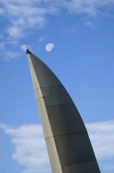 Vela de metal y la luna — Foto de Stock