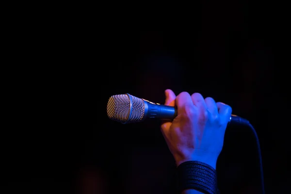 O microfone na mão — Fotografia de Stock